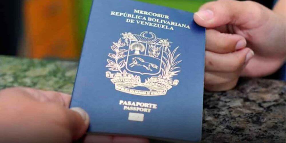 cuanto-cuesta-el-Pasaporte-venezolano-y-como-solicitarlo-ciudadano-recibiendo-su-pasaporte-movidatuy.com