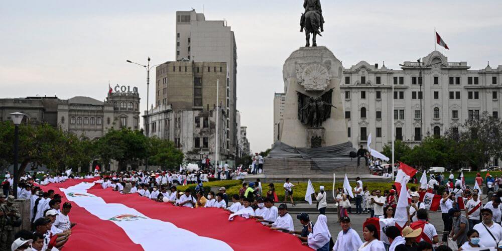Perú: Convocan a gran marcha nacional para exigir la renuncia de Dina Boluarte