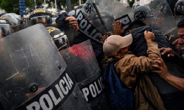 Continúan las protestas en Perú contra el Gobierno con paros y bloqueos de vías