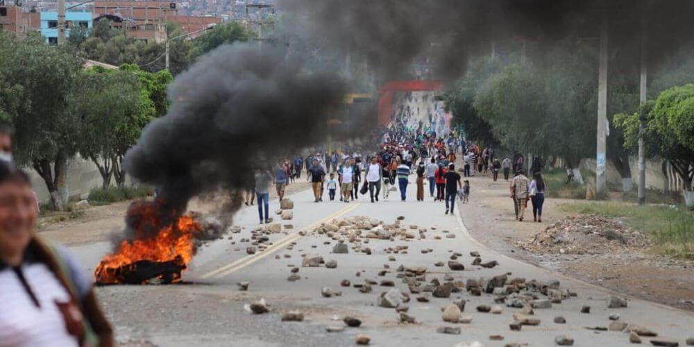 continuan-las-protestas-en-Peru-contra-el-Gobierno-con-paros-y-bloqueos-de-vias-barricadas-bloqueos-movidatuy.com