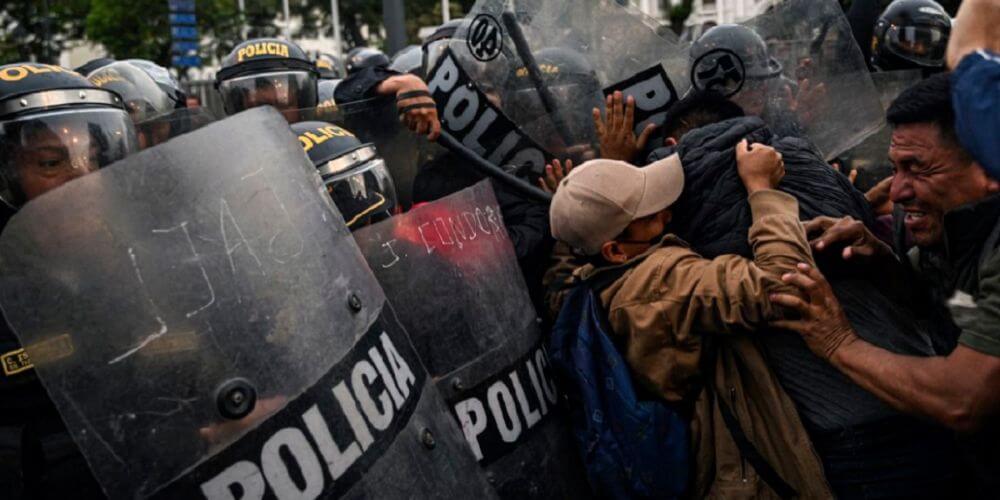 Continúan las protestas en Perú contra el Gobierno con paros y bloqueos de vías