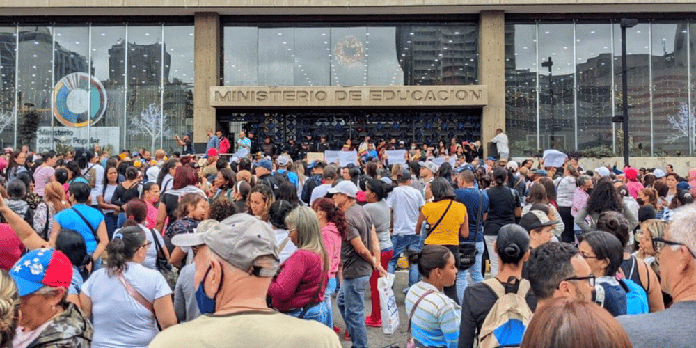 Docentes protestaron este lunes para exigir mejores salarios