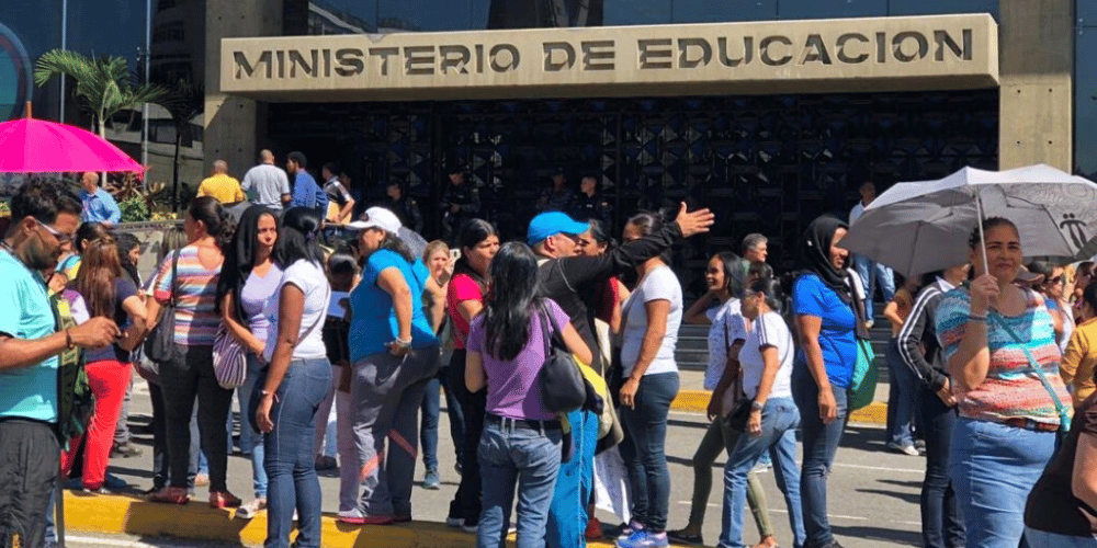 docentes-protestaron-este-lunes-para-exigir-mejores-salarios-nacionales-movidatuy.com
