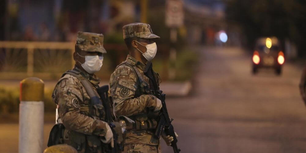 un-soldado-muerto-y-cinco-militares-peruanos-se-encuentran-desaparecidos-al-ser-arrastrados-por-un-rio-protestas-disturbios-movidatuy.com