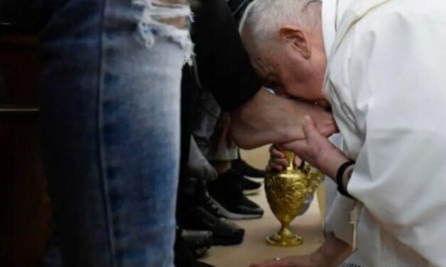 Roma: Papa Francisco lavó y besó los pies de jóvenes presos