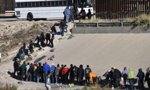 EEUU: Migrantes se encuentran varados esperando en la frontera tras el fin de política migratoria