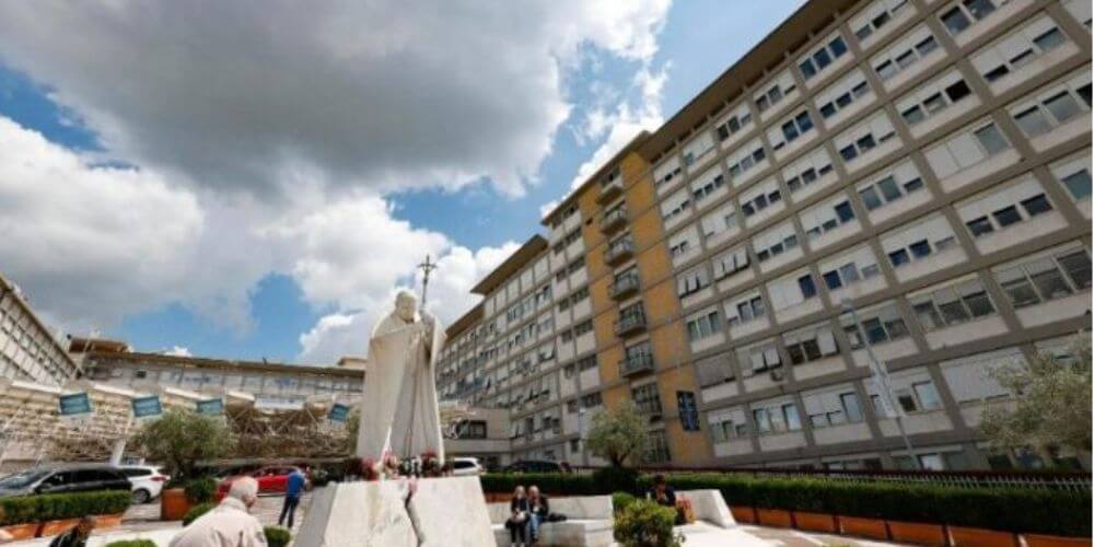 Vaticano-Papa-Francisco-es-hospitalizado-de-emergencia-por-riesgo-de-obstruccion-intestinal-hospital-Roma-movidatuy.com