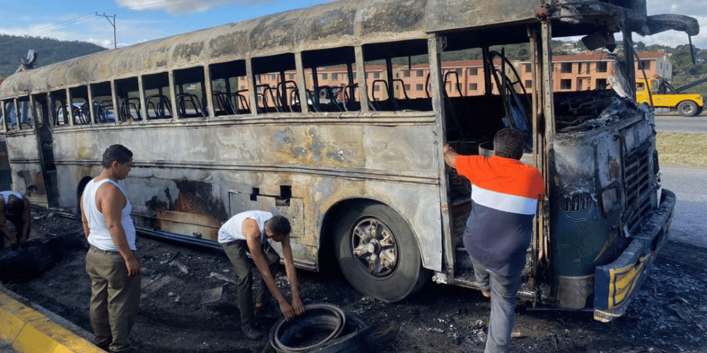 Incendio de autobús en autopista Charallave dejó 2 muertos y 10 heridos