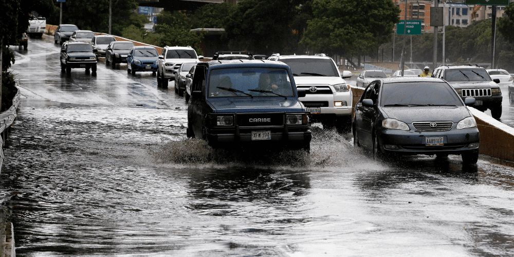 Intensas lluvias azotaron la noche de este miércoles a varias zonas de Caracas y Miranda