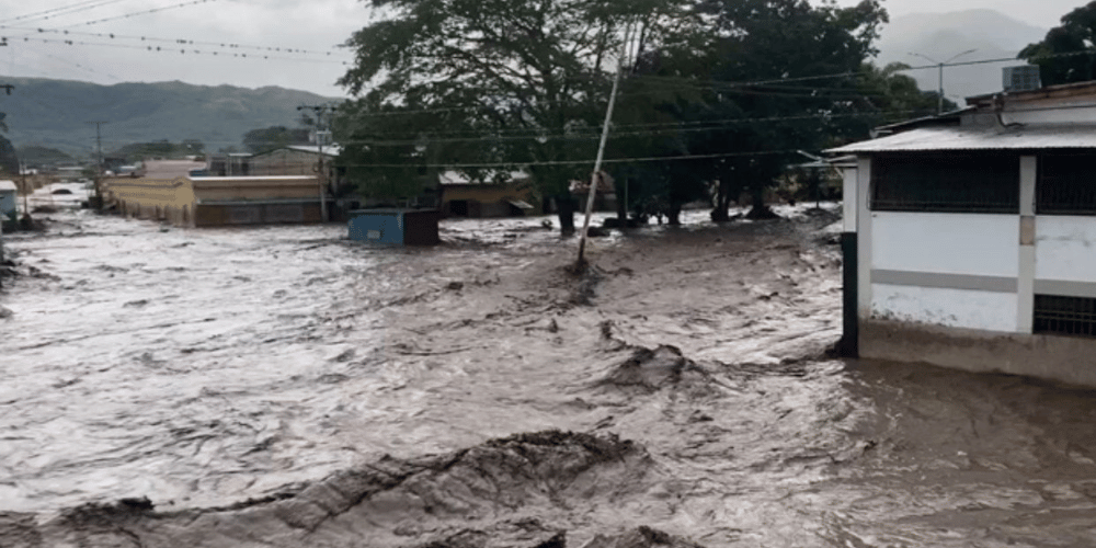 Comunidades de Cumanacoa se encuentran bajo el agua tras el paso del huracán Beryl