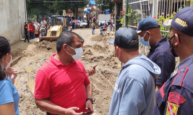 Atienden a afectados por las fuertes lluvias de este domingo en Caracas