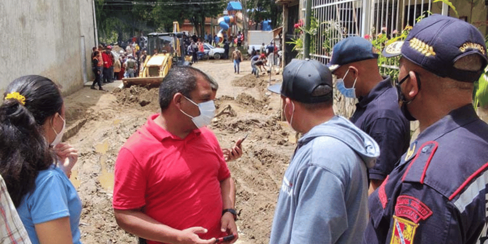 Atienden a afectados por las fuertes lluvias de este domingo en Caracas