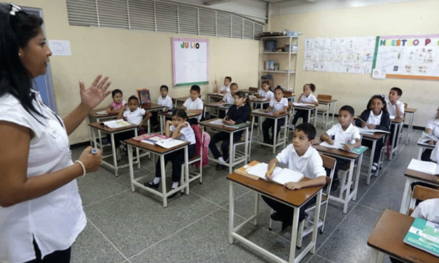 Exhortan a maestros jubilados a regresar a las aulas de clases