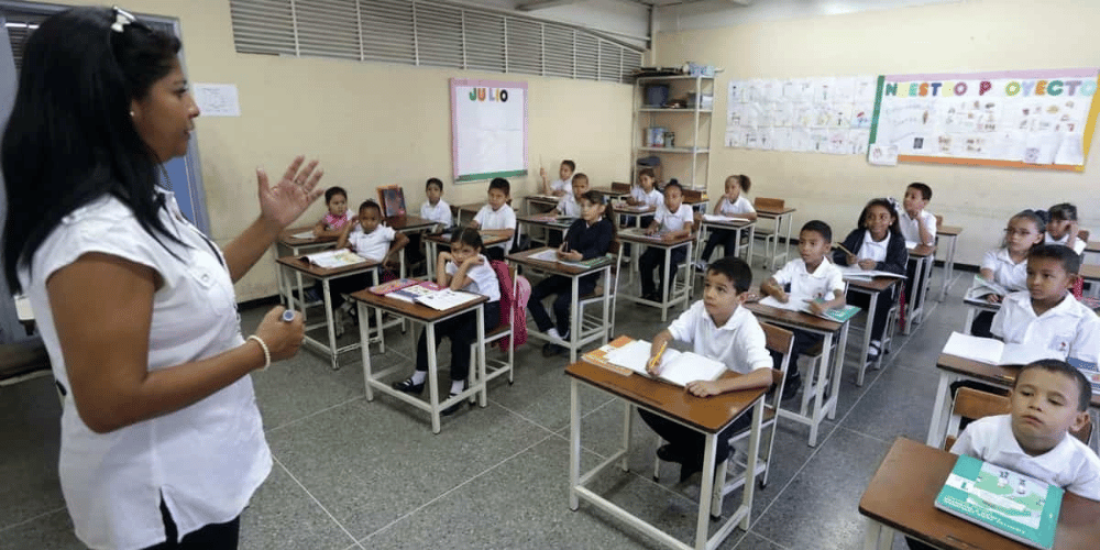 Exhortan a maestros jubilados a regresar a las aulas de clases