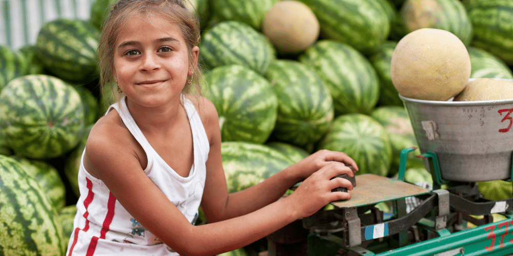 descubre-los-requisitos-para-un-Permiso-de-Trabajo-para-menores-de-edad-niña-trabajando-fruteria-movidatuy.com