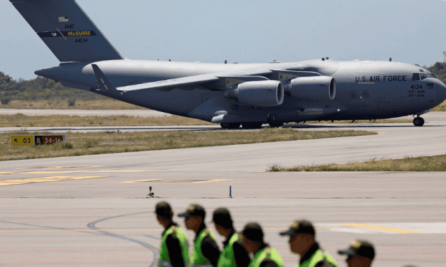 Petro prohíbe ingreso de aviones estadounidenses con inmigrantes a Colombia