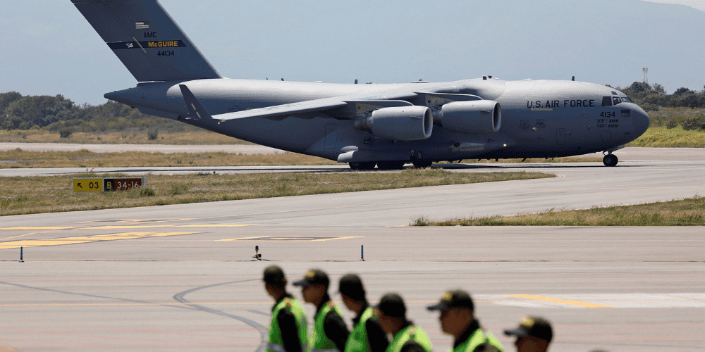 Petro prohíbe ingreso de aviones estadounidenses con inmigrantes a Colombia