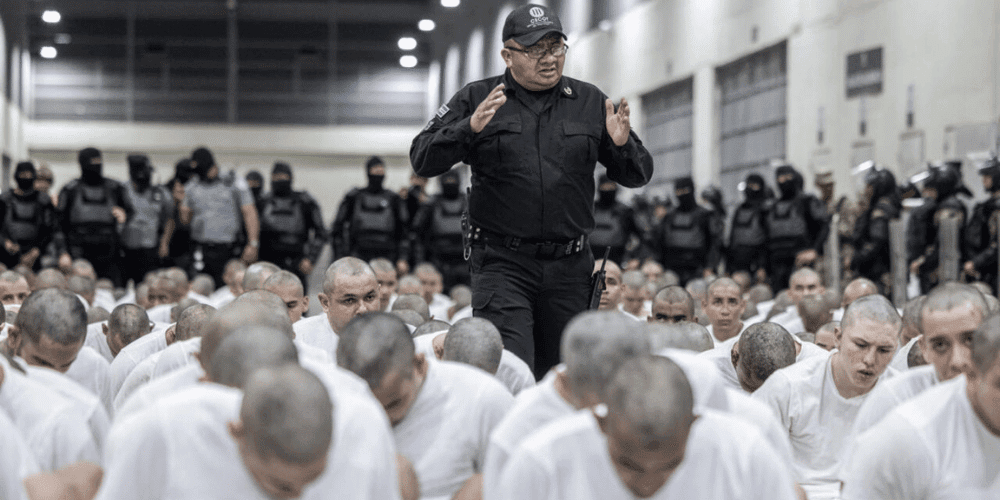 el-salvador-oficializa-la-detencion-de-venezolanos-en-el-cecot-internacionales-movidatuy.com