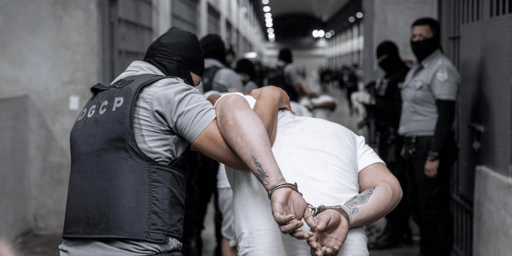 El Salvador “oficializa” la detención de venezolanos en el CECOT