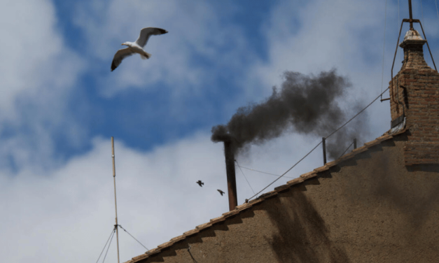 Humo negro: primera votación del cónclave concluye sin nuevo papa