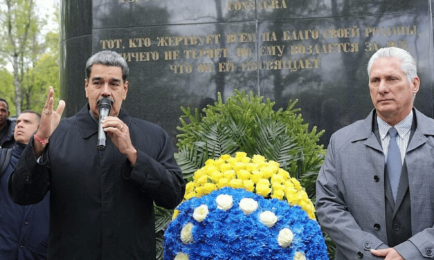 Presidente Maduro rinde honores en el Monumento de la Madre Patria en San Petersburgo