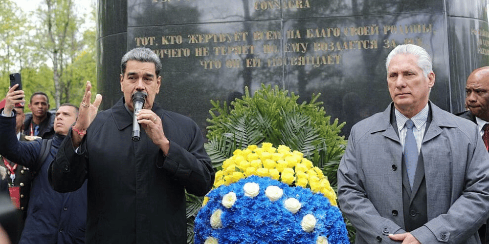 Presidente Maduro rinde honores en el Monumento de la Madre Patria en San Petersburgo