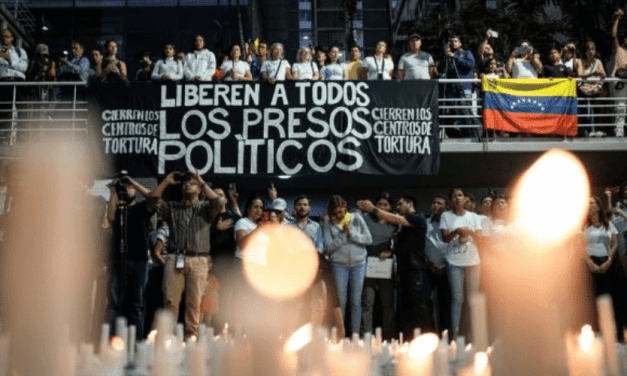 Gobierno venezolano libera a 13 presos políticos en medio de tensiones internacionales