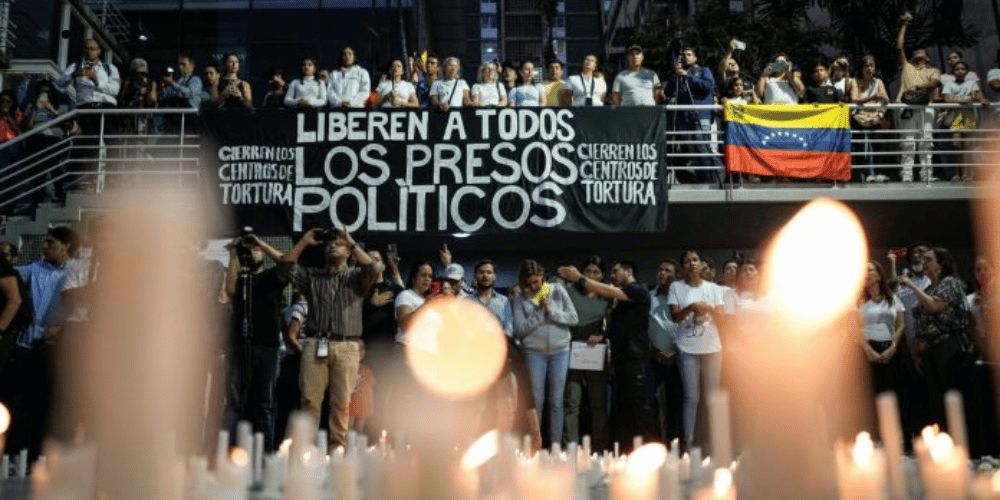 Gobierno venezolano libera a 13 presos políticos en medio de tensiones internacionales