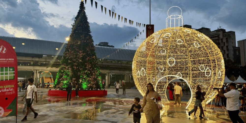 Decoraciones de Navidad 2025 en Bellas Artes Caracas destacan árboles navideños y luces amarillas para la fiestas