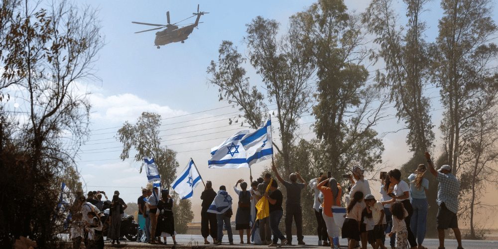 Autobuses de la Cruz Roja esperando frente a la prisión israelí de Ofer para trasladar a presos palestinos liberados en el intercambio de prisioneros en Gaza