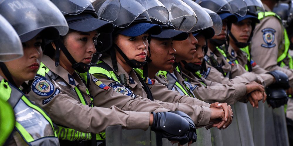 Grupo de policias durante anuncio de la Gran Misión para la Protección Social Integral de la policía venezolana