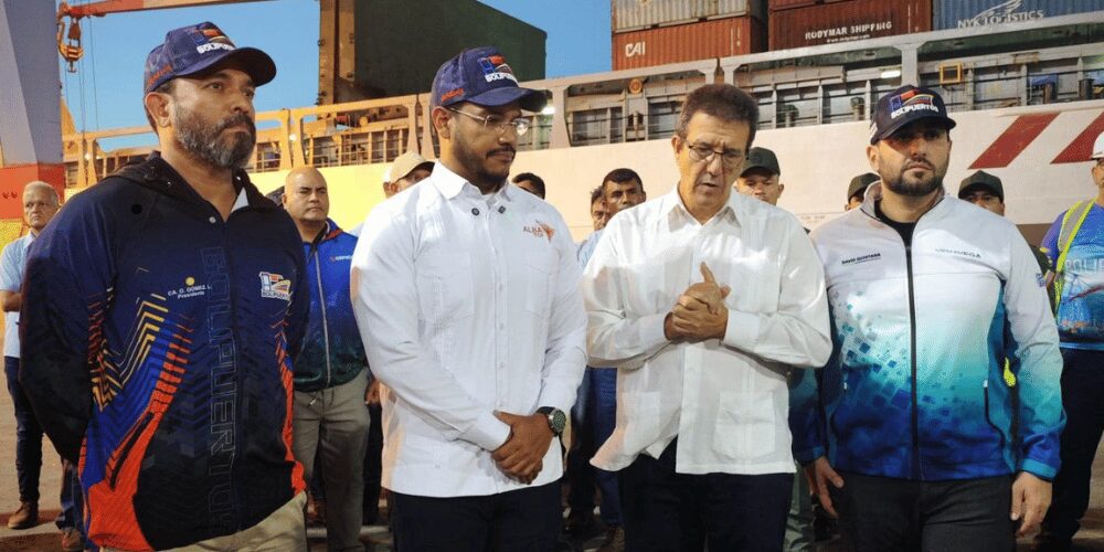 Barco carguero Manuel Gual transportando ayuda humanitaria de Venezuela a Cuba desde el puerto de La Guaira.