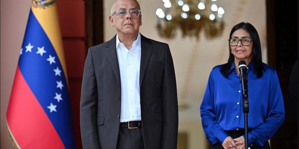 Presidenta encargada Delcy Rodríguez informa sobre excarcelaciones en Venezuela en rueda de prensa desde Miraflores.