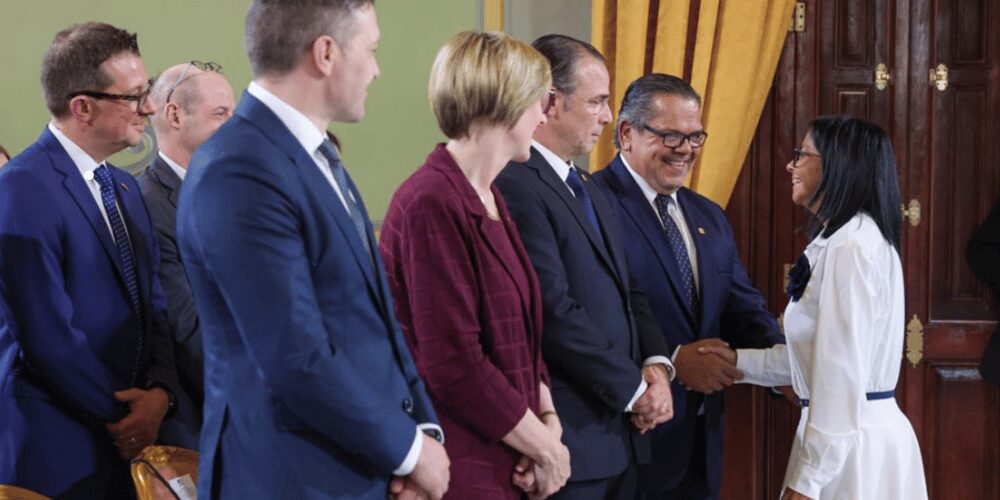 Firma del acuerdo de intercambio de activos entre Pdvsa y Chevron y aumento de la producción petrolera en la Faja del Orinoco, con Delcy Rodríguez y directivos de ambas empresas.